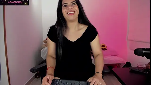 Snapshot of Biancastrongg chatting on 11/13/25, 02:48 Biancastrongg online show from 11/13/25, 02:48