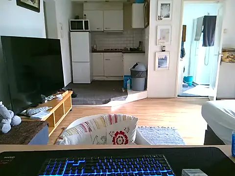 Snapshot of mihaimichael chatting on 04/11/26, 11:25 mihaimichael online show from 04/11/26, 11:25