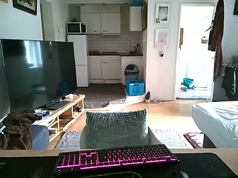 Snapshot of mihaimichael chatting on 03/25/26, 12:04 mihaimichael online show from 03/25/26, 12:04