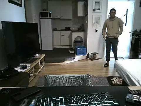 Snapshot of mihaimichael chatting on 03/27/26, 12:06 mihaimichael online show from 03/27/26, 12:06