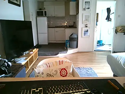 Snapshot of mihaimichael chatting on 04/12/26, 03:04 mihaimichael online show from 04/12/26, 03:04