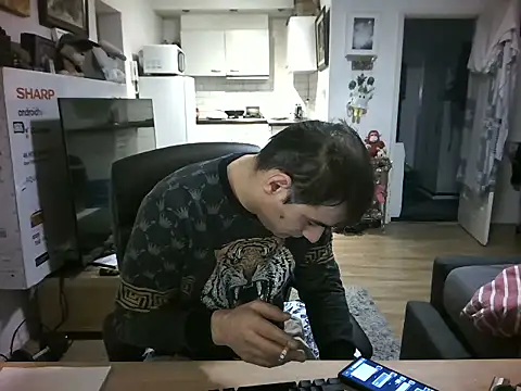 Snapshot of mihaimichael chatting on 12/20/25, 03:37 mihaimichael online show from 12/20/25, 03:37