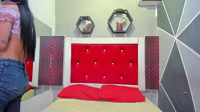 Snapshot of Karoll014 chatting on 11/25/25, 12:16 Karoll014 online show from 11/25/25, 12:16