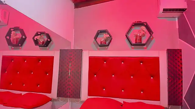 Snapshot of Karoll014 chatting on 11/11/25, 12:44 Karoll014 online show from 11/11/25, 12:44