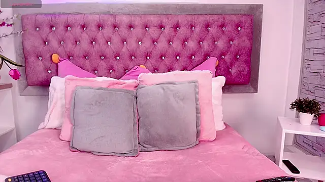 Snapshot of Tayzon_Foxxx chatting on 10/31/25, 12:57 Tayzon Foxxx online show from 10/31/25, 12:57