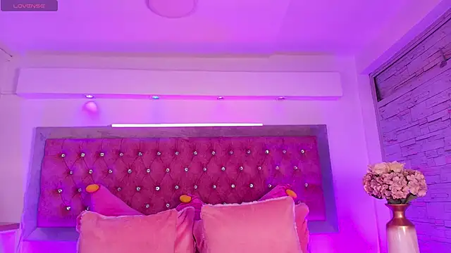 Snapshot of Tayzon_Foxxx chatting on 12/14/25, 08:36 Tayzon Foxxx online show from 12/14/25, 08:36