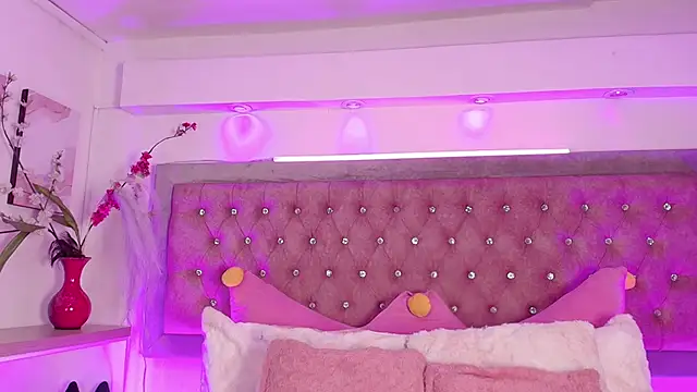 Snapshot of Tayzon_Foxxx chatting on 11/25/25, 12:49 Tayzon Foxxx online show from 11/25/25, 12:49