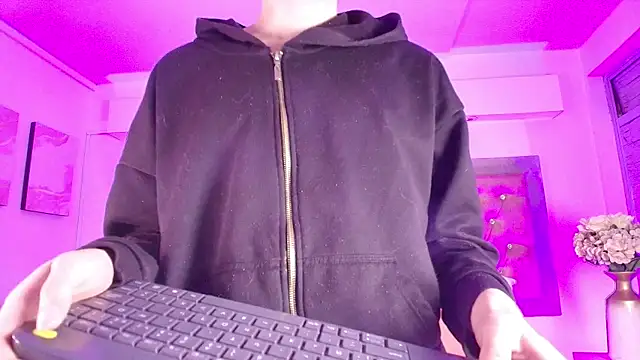 Snapshot of Tayzon_Foxxx chatting on 12/17/25, 12:10 Tayzon Foxxx online show from 12/17/25, 12:10