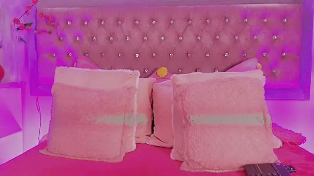 Snapshot of Tayzon_Foxxx chatting on 11/18/25, 12:41 Tayzon Foxxx online show from 11/18/25, 12:41