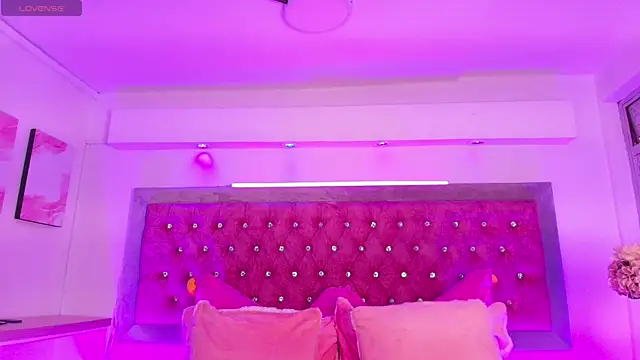 Snapshot of Tayzon_Foxxx chatting on 12/15/25, 12:33 Tayzon Foxxx online show from 12/15/25, 12:33