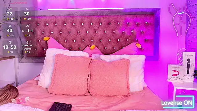 Snapshot of Tayzon_Foxxx chatting on 10/23/25, 12:59 Tayzon Foxxx online show from 10/23/25, 12:59