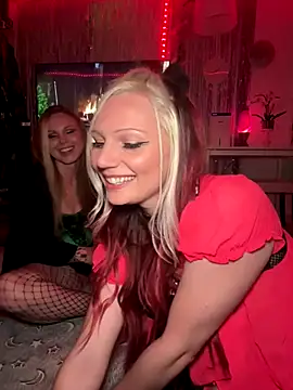 Snapshot of avacrush chatting on 12/21/25, 05:42 avacrush online show from 12/21/25, 05:42