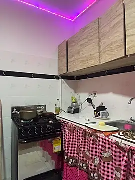 Snapshot of AlisonHoot69 chatting on 11/06/25, 04:11 AlisonHoot69 online show from 11/06/25, 04:11