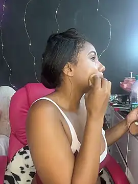 Snapshot of AlisonHoot69 chatting on 10/27/25, 04:02 AlisonHoot69 online show from 10/27/25, 04:02