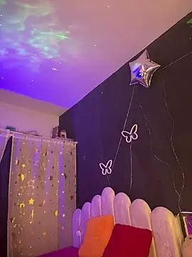 Snapshot of AlisonHoot69 chatting on 12/04/25, 12:53 AlisonHoot69 online show from 12/04/25, 12:53