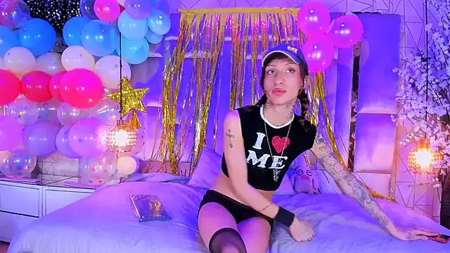 MadisonWood01 online show from 01/11/26, 08:21