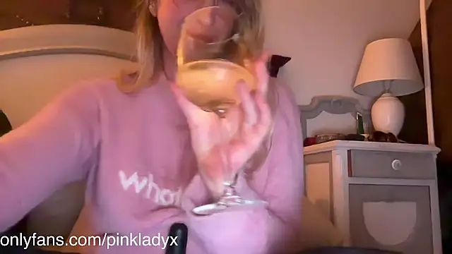 Snapshot of Pinkyladyxxx chatting on 01/22/25, 02:04 Pinkyladyxxx online show from 01/22/25, 02:04