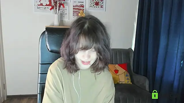 Snapshot of Alina_Mills chatting on 06/19/26, 10:54 Alina Mills online show from 06/19/26, 10:54