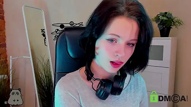 Snapshot of Alina_Mills chatting on 03/20/25, 02:32 Alina Mills online show from 03/20/25, 02:32