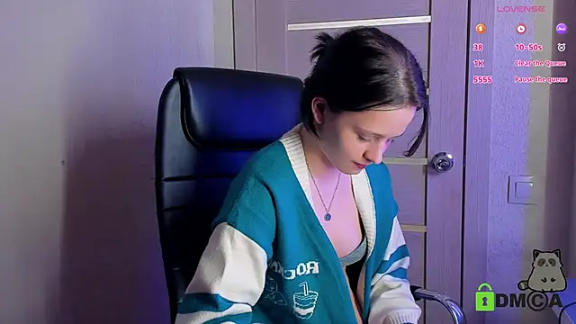 Snapshot of Alina_Mills chatting on 03/13/25, 06:45 Alina Mills online show from 03/13/25, 06:45