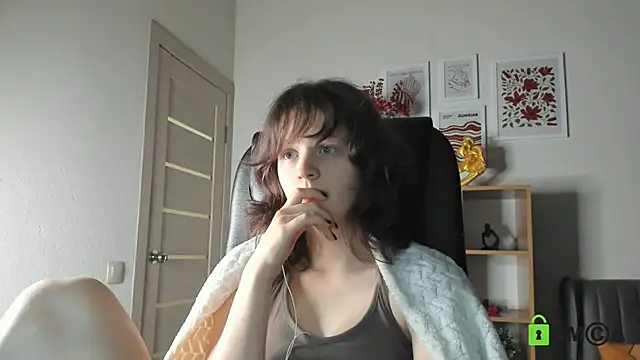 Snapshot of Alina_Mills chatting on 06/21/26, 11:05 Alina Mills online show from 06/21/26, 11:05