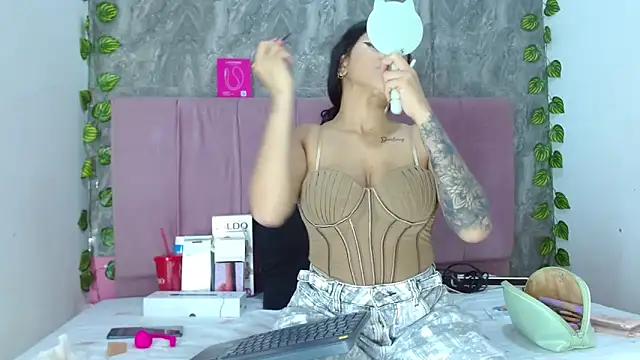 anitacorreahotcm101 online show from 04/04/26, 07:53