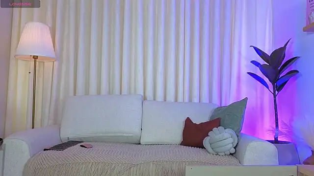 Snapshot of Alice_milf_ chatting on 06/01/26, 12:16 Alice milf online show from 06/01/26, 12:16