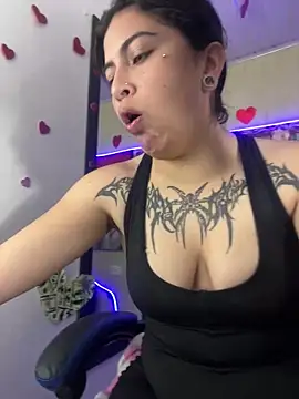 Snapshot of _luna_torres chatting on 06/18/26, 01:05 luna torres online show from 06/18/26, 01:05