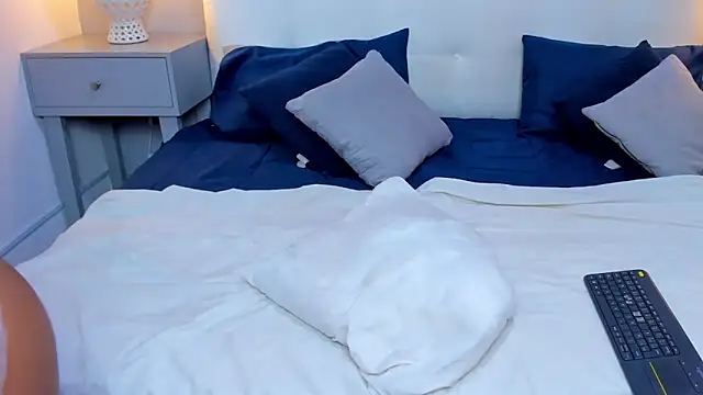 SaraaJhonsonn online show from 10/26/25, 03:56