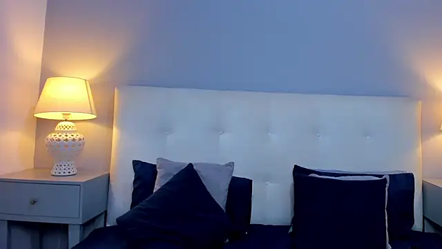 SaraaJhonsonn online show from 11/17/25, 04:11