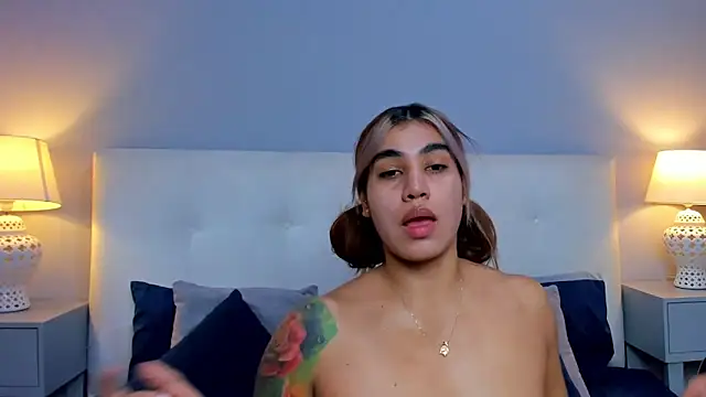 SaraaJhonsonn online show from 11/18/25, 03:48