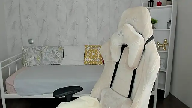 Snapshot of Polly__Cutie chatting on 10/12/25, 05:42 Polly Cutie online show from 10/12/25, 05:42
