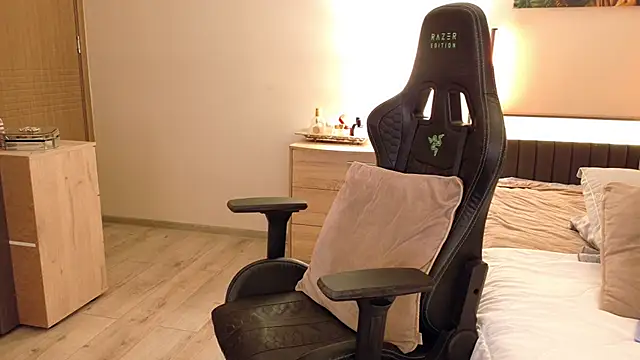 joycesilver online show from 12/05/25, 09:19