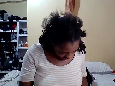 Snapshot of Zara_Twilight chatting on 10/05/25, 08:32 Zara Twilight online show from 10/05/25, 08:32