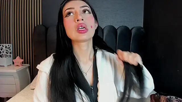 Nicolette ks  online show from 04/10/26, 04:30