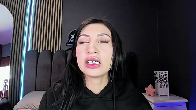 Nicolette ks  online show from 06/17/26, 05:40
