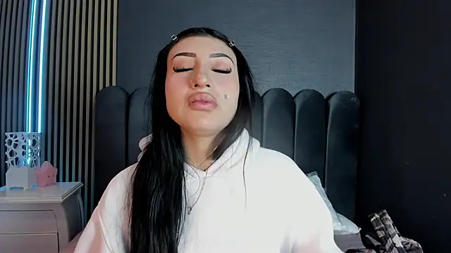 Nicolette ks  online show from 04/16/26, 04:46