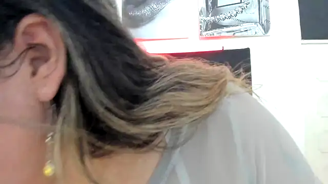 Snapshot of LinaBrowm chatting on 02/11/26, 05:02 LinaBrowm online show from 02/11/26, 05:02