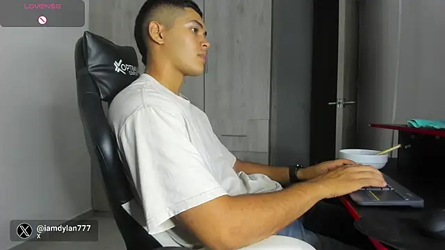 Snapshot of Iamdylan777 chatting on 01/31/25, 06:46 Iamdylan777 online show from 01/31/25, 06:46