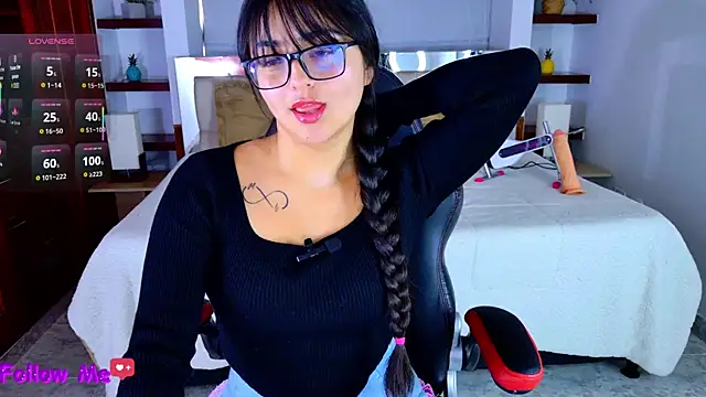 Snapshot of scarlleth_ chatting on 12/16/25, 12:09 scarlleth online show from 12/16/25, 12:09