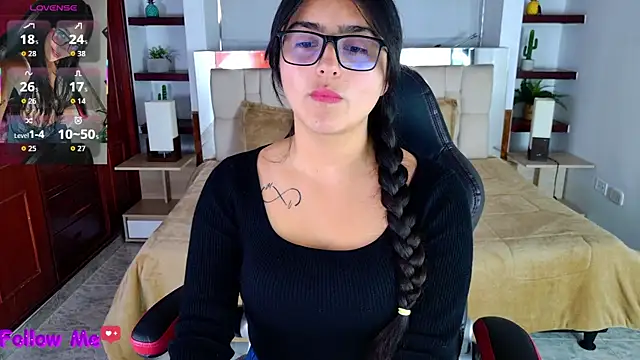 Snapshot of scarlleth_ chatting on 09/18/25, 12:08 scarlleth online show from 09/18/25, 12:08