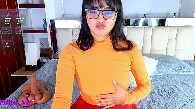 Snapshot of scarlleth_ chatting on 10/31/25, 12:13 scarlleth online show from 10/31/25, 12:13