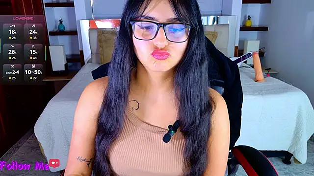 Snapshot of scarlleth_ chatting on 12/17/25, 12:10 scarlleth online show from 12/17/25, 12:10