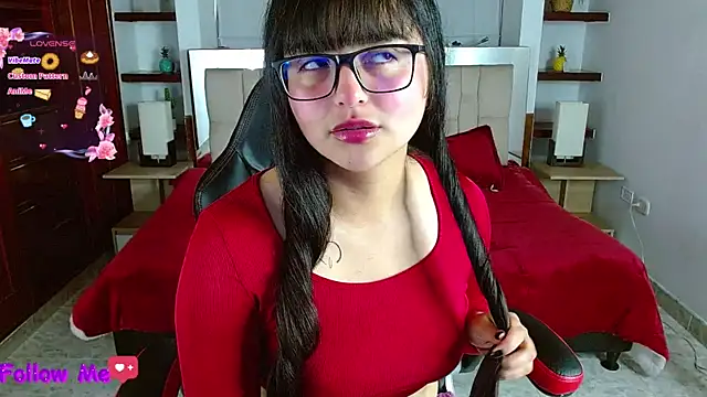 Snapshot of scarlleth_ chatting on 03/17/25, 12:14 scarlleth online show from 03/17/25, 12:14