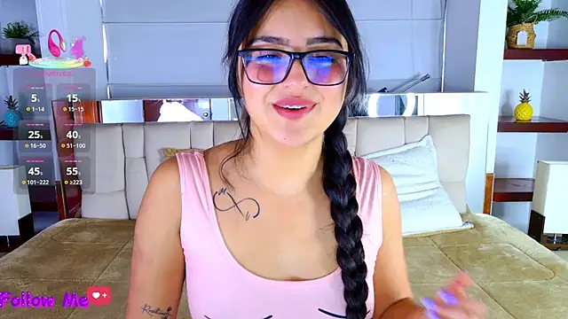 Snapshot of scarlleth_ chatting on 10/04/25, 12:17 scarlleth online show from 10/04/25, 12:17