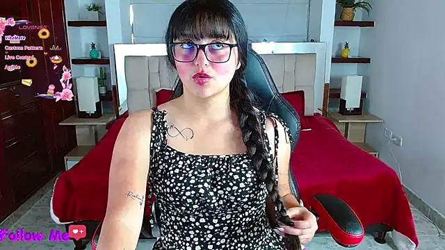 Snapshot of scarlleth_ chatting on 03/20/25, 12:11 scarlleth online show from 03/20/25, 12:11