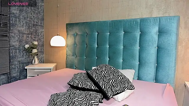 Paola  23 online show from 11/28/25, 08:20