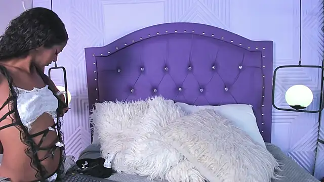 Snapshot of sarah_banks1 chatting on 02/05/26, 03:02 sarah banks1 online show from 02/05/26, 03:02