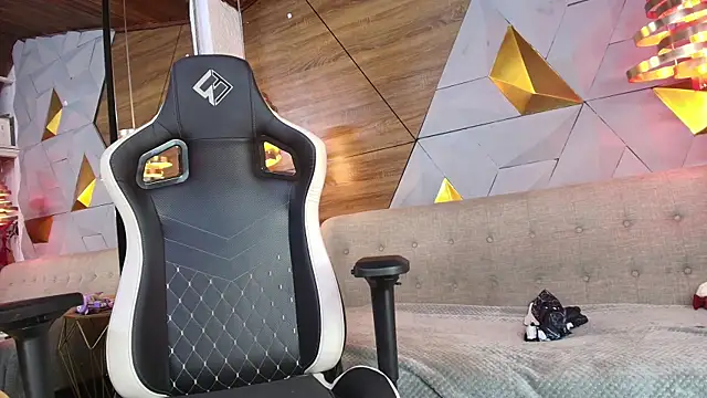 Snapshot of sarah_banks1 chatting on 02/24/25, 07:09 sarah banks1 online show from 02/24/25, 07:09