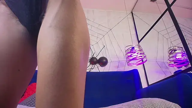 Snapshot of sarah_banks1 chatting on 12/18/25, 03:22 sarah banks1 online show from 12/18/25, 03:22